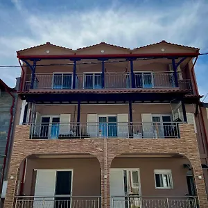 Apartman House Kiratsi, Szárti